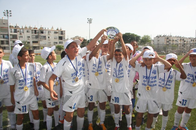  بالفيديو: توزيع الميداليات على لاعبي أولاد مكابي يافا بعد فوزهم ببطولة الكأس